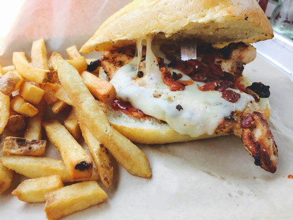 Quelles locations de vacances en Norvège offrent une immersion dans la culture des Sami avec des activités de troupeaux de rennes?